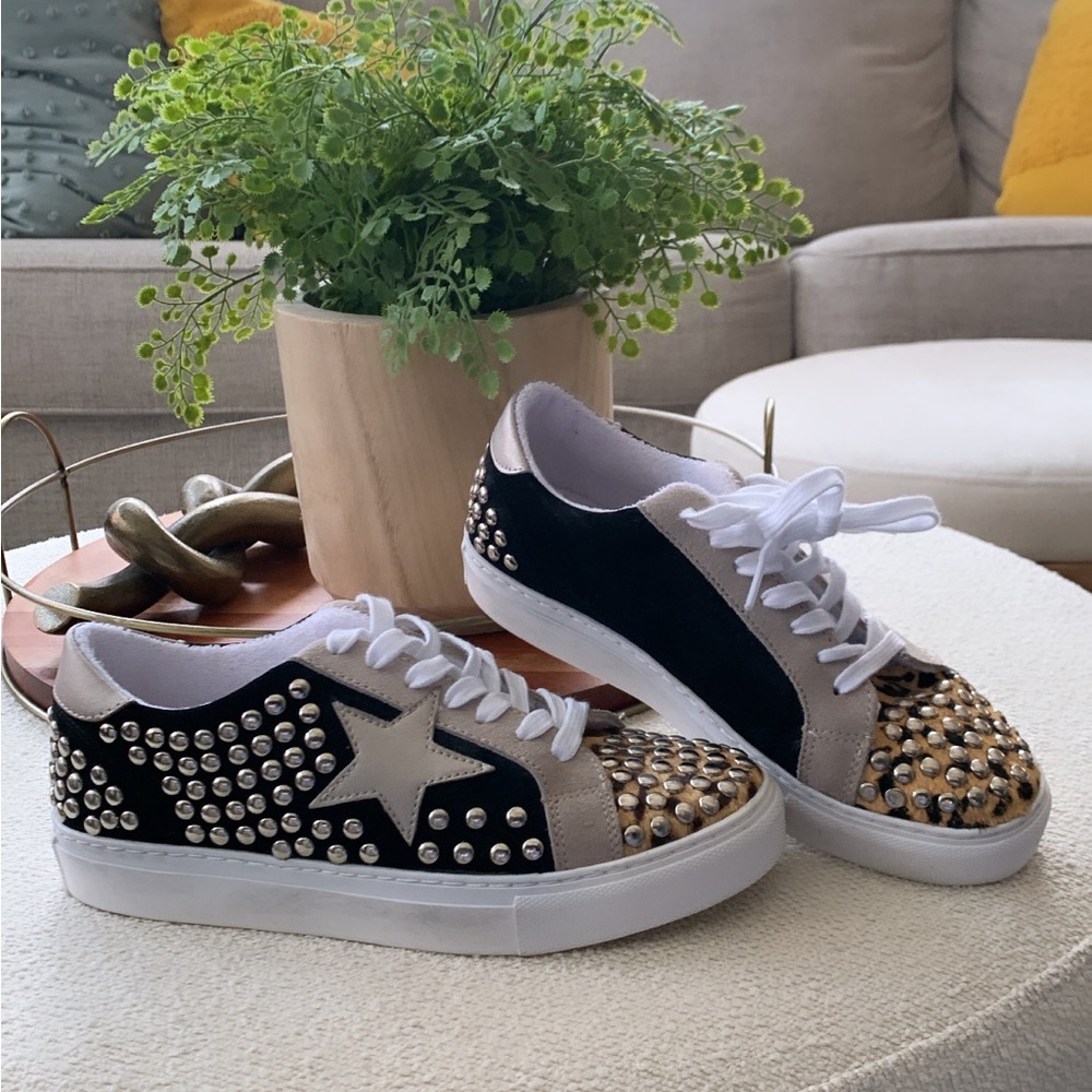 STEVE MADDEN LEOPARD STUDDED SNEAKER. WOMENS SIZE 7. GENTLY USED. WORN ONCE.